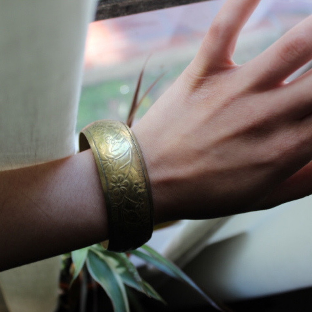 VINTAGE FLORAL STATEMENT BANGLE BRACELET METAL - Picture 2 of 6